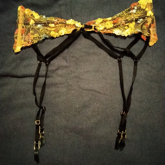 3 for💲25🌟Victoria's Secret DREAM ANGELS garter belt embroidred flowers No Tags - Picture 3 of 5